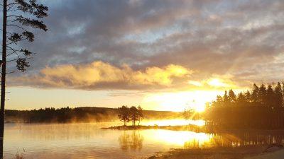 auringon nousu järven takaa