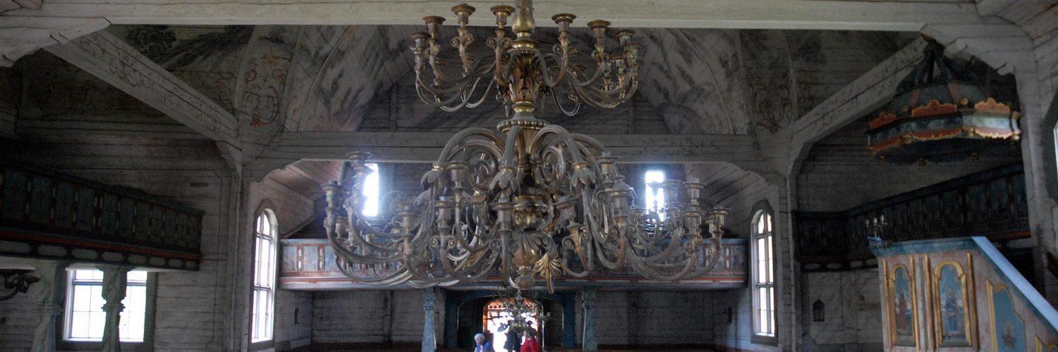 Keuruun vanha kirkko keskuskäytävä, kynttiläkruunu ja kattomaalauksia