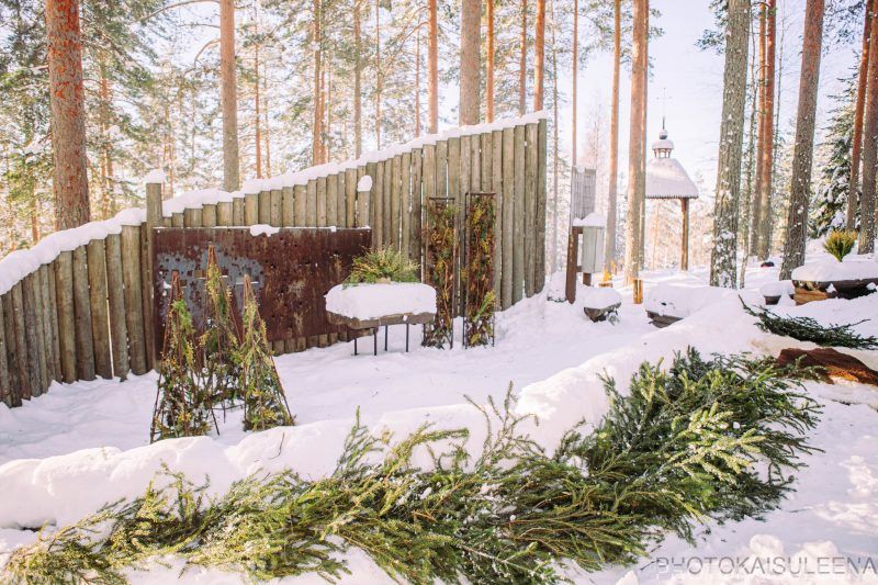 Keurusselän liikuntapuistossa sijaitsevan maastokirkon altari talviasussaan koristeltuna havuilla