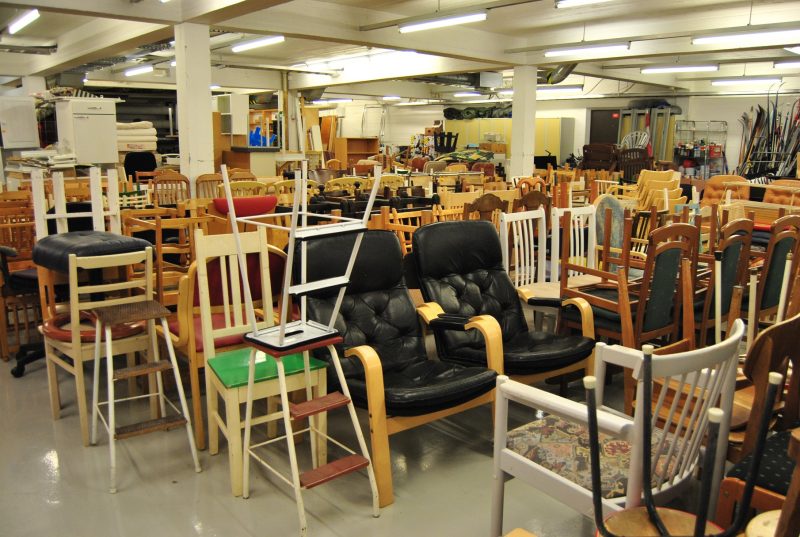 varastossa runsaasti tuolia, pöytiä ym. tavaraa