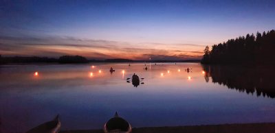 kanotoijia iltahämärässä järvellä